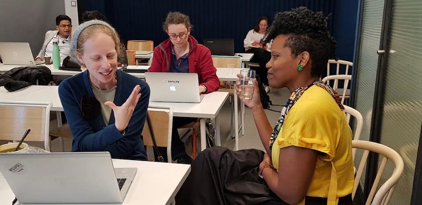 Resa Gooding in conversation with a workshop participant during a hands-on AI session